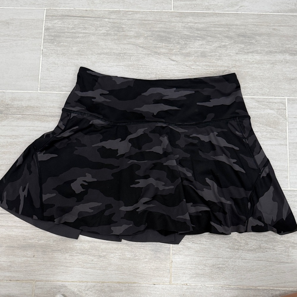 Athleta Ace Advantage high rise 13.5” Black and Gray Camouflage skirt